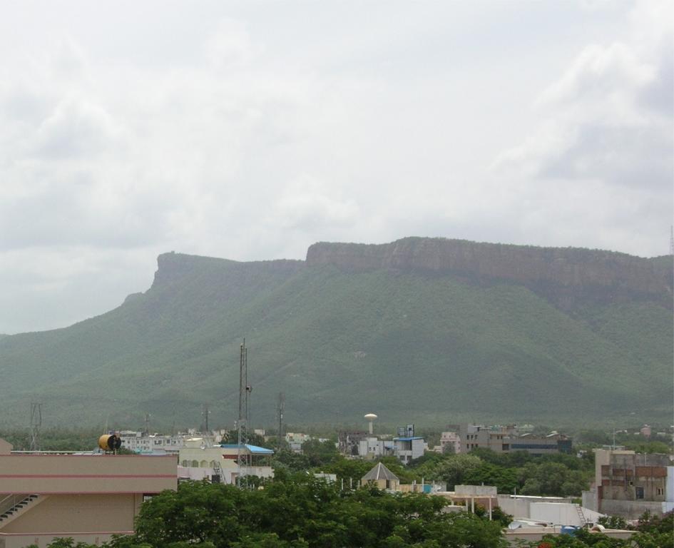 Bed and Breakfast Harsha Residency à Tirupati Extérieur photo