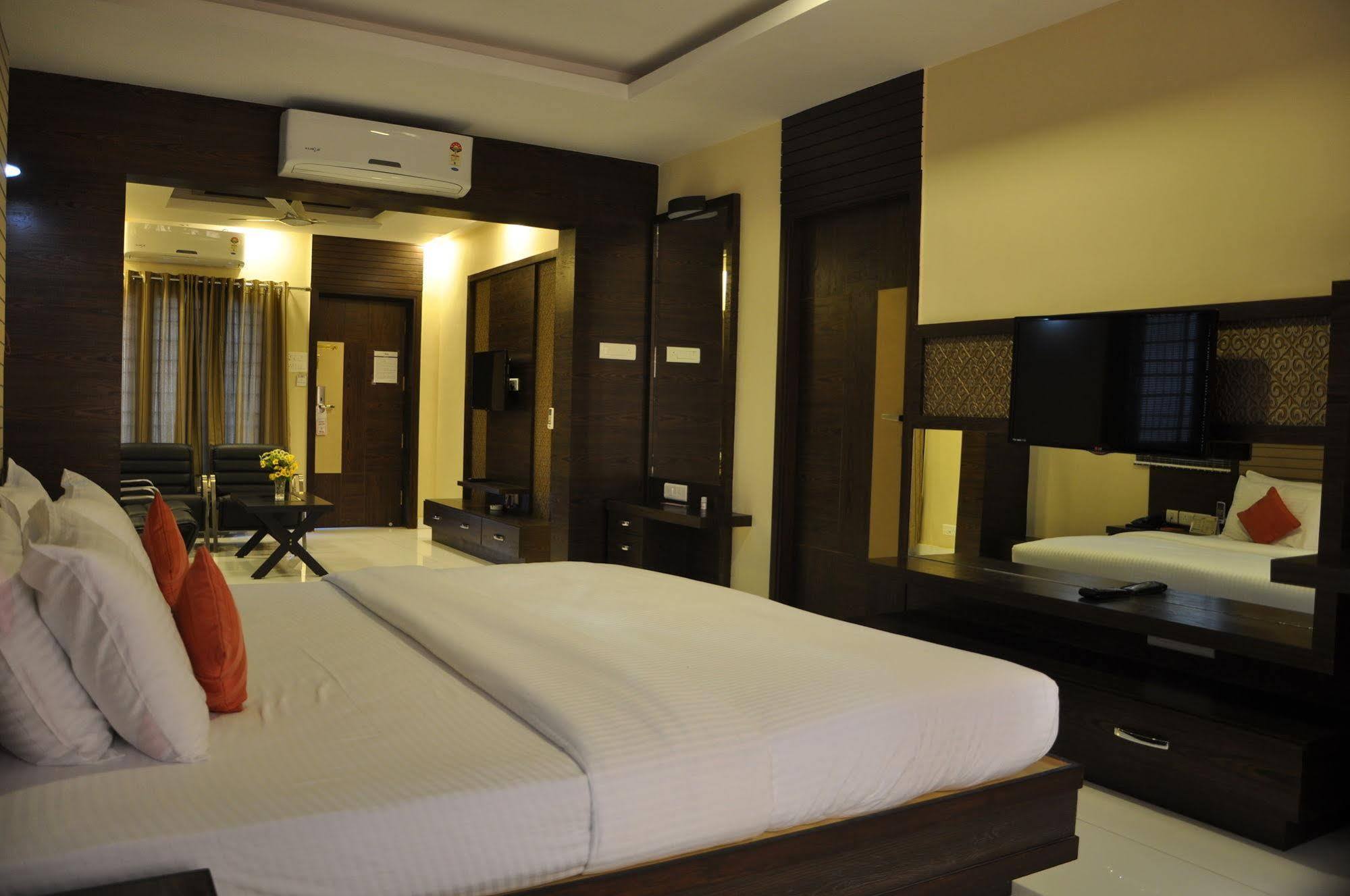 Bed and Breakfast Harsha Residency à Tirupati Extérieur photo