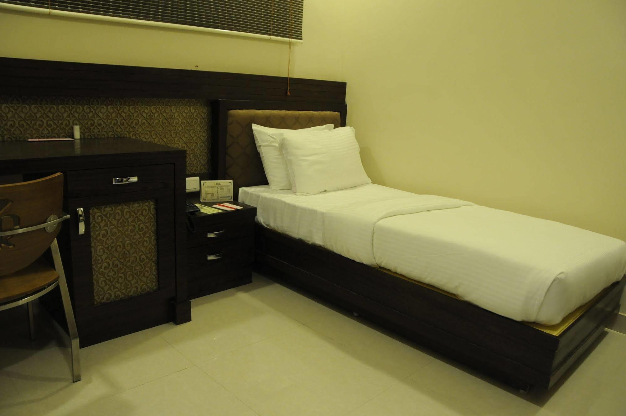 Bed and Breakfast Harsha Residency à Tirupati Extérieur photo